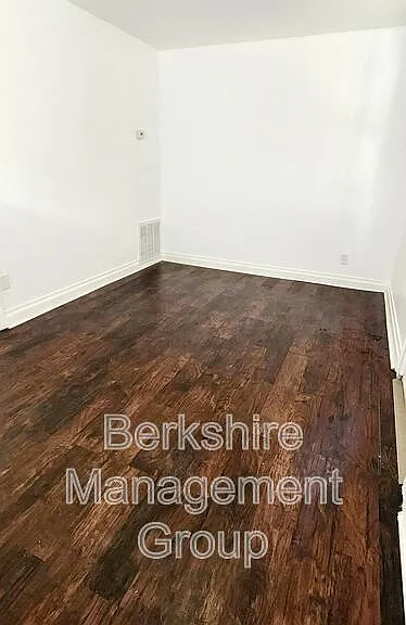 940 E Palmetto St — Photo 2