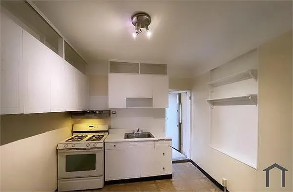 3 bed, 1080 sqft, $2,200 — Photo 2