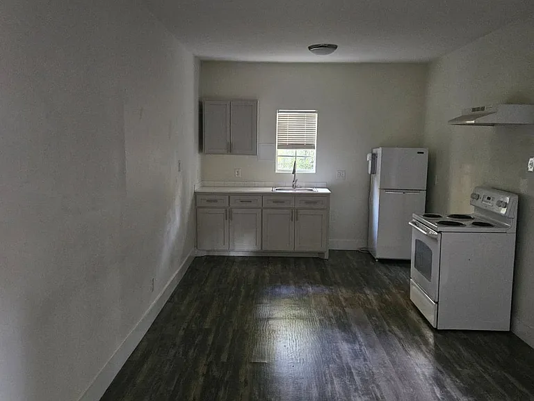 735 W 10th St #C — Photo 6