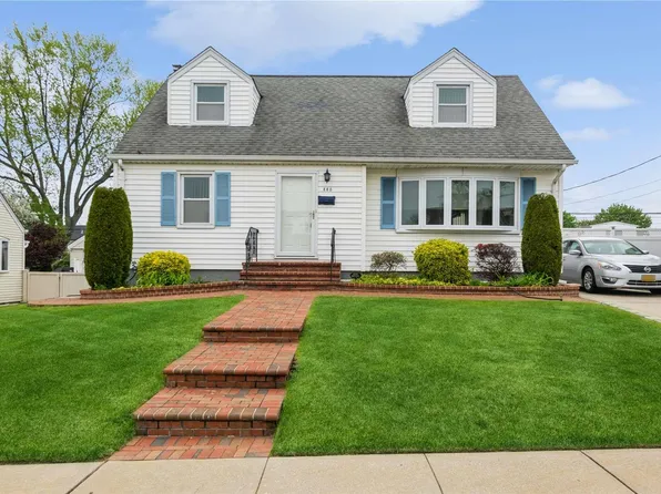 880 Elda Lane, Westbury, NY 11590