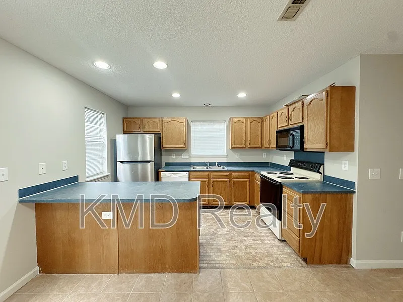3 bed, 2.0 bath, 1360 sqft, $1,595 — Photo 3