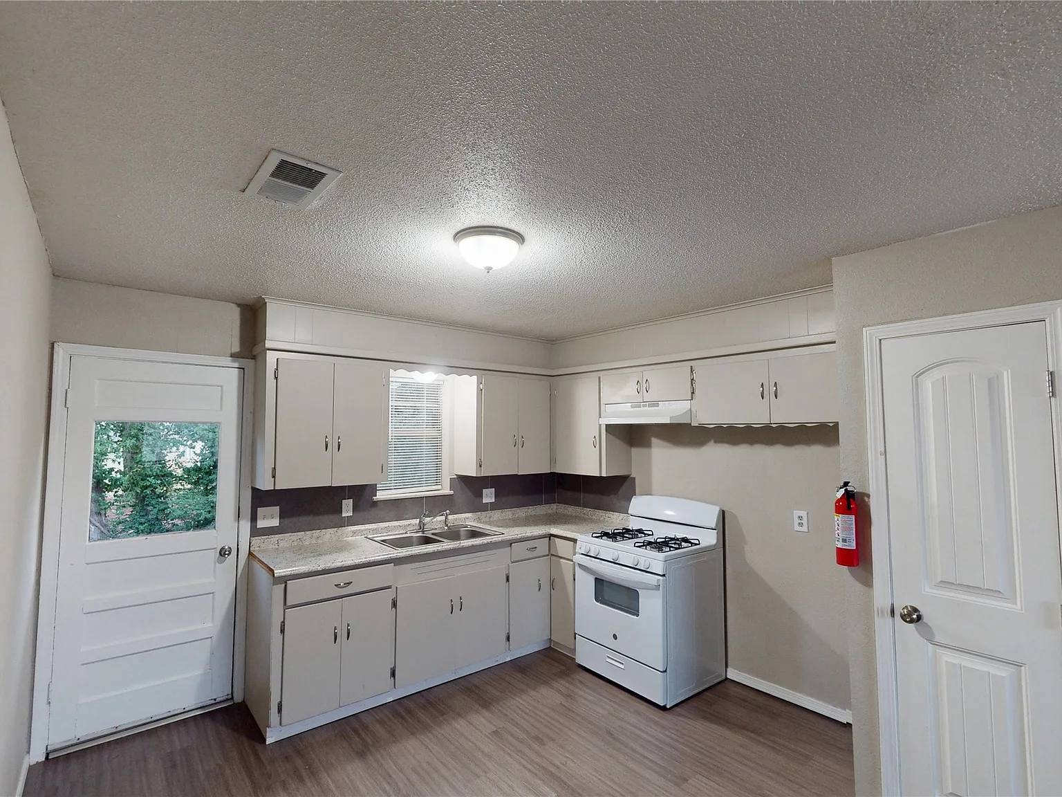 2 bed, 1.0 bath, 750 sqft, $850 — Photo 3