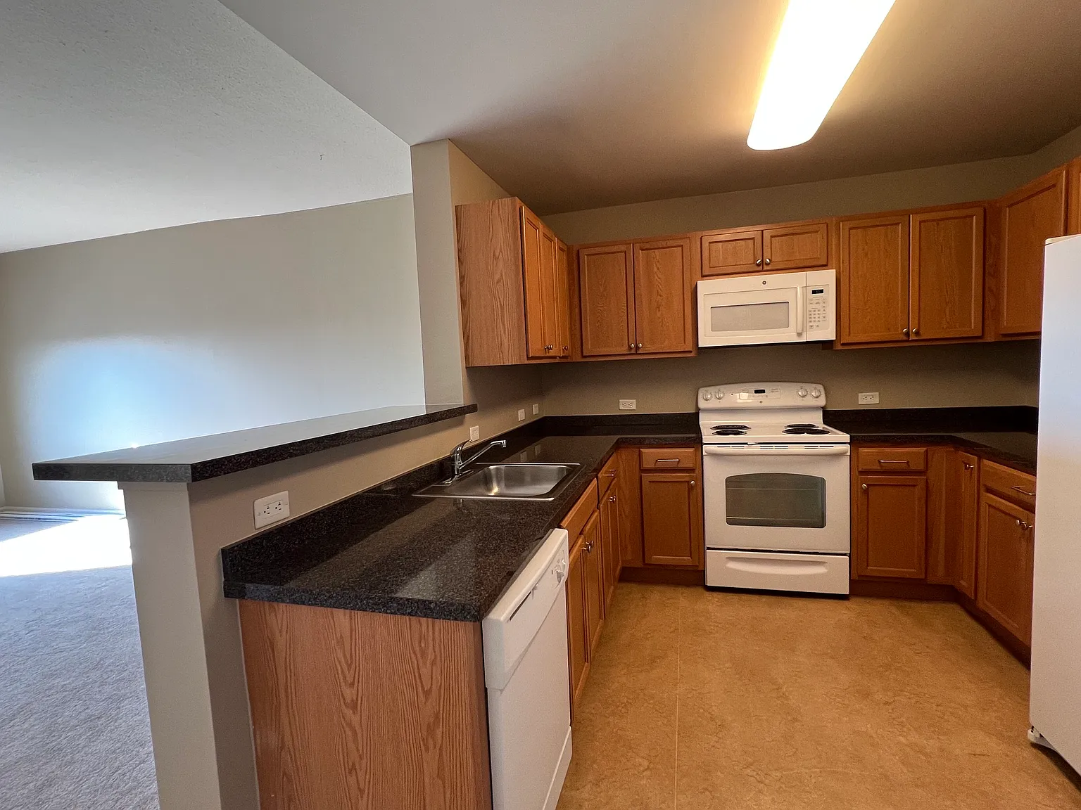 1 bed, 810 sqft, $2,100 — Photo 2