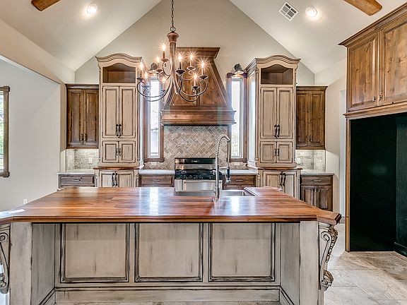 4th image of 2625 Crestwood Dr