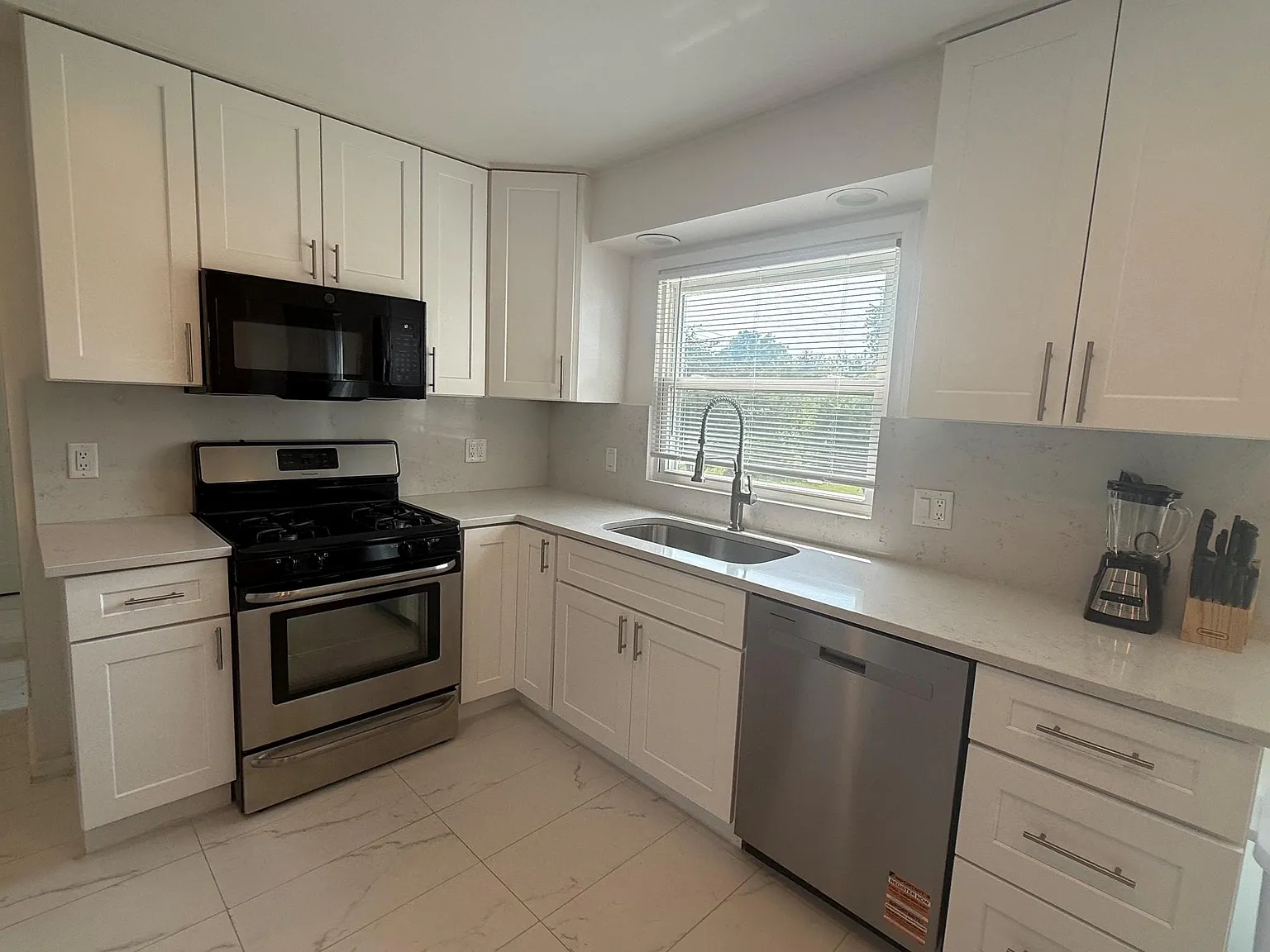 4 bed, 2.5 bath, 2200 sqft, $3,200 — Photo 2