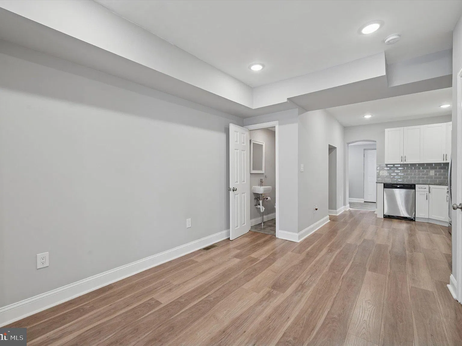 2 bed, 2.5 bath, 944 sqft, $1,900 — Photo 2
