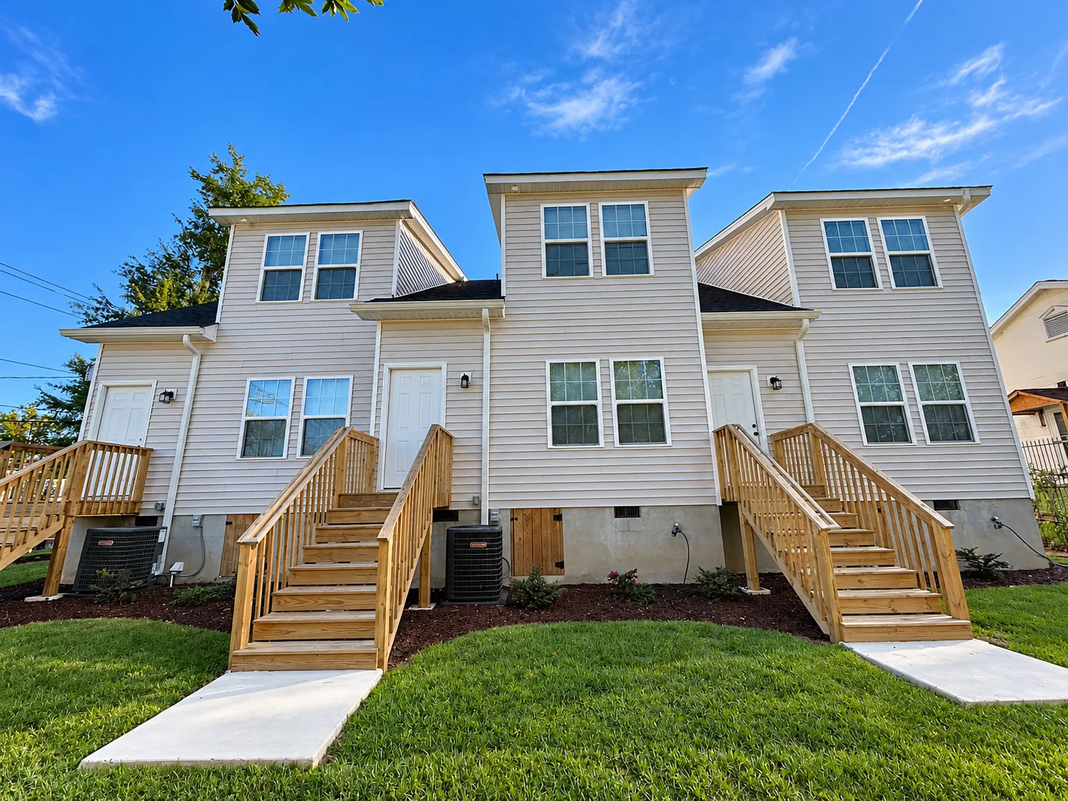 9 Bedroom/9 Bathroom Triplex Close To Campus. 2024 Construction. Pre-Leasing for 2027-28 School Year — Photo 2
