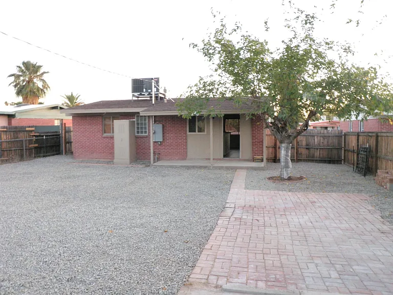815 E Linden St — Photo 11