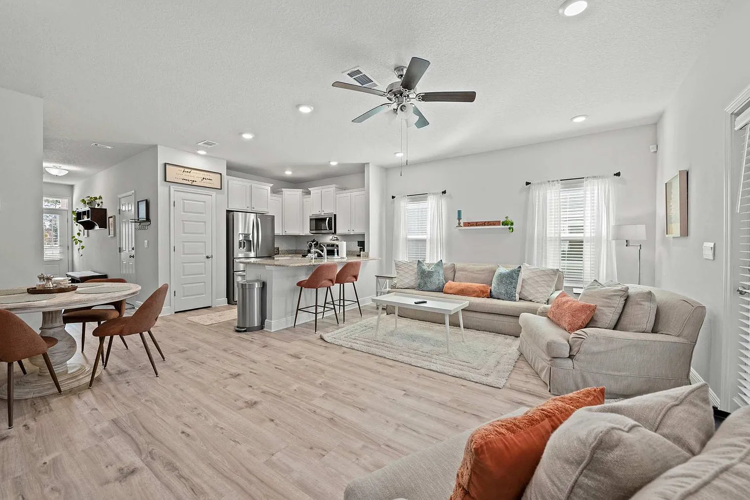 3 bed, 2.0 bath, 1689 sqft, $3,542 — Photo 1