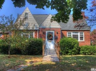 27 Roosevelt St, Bay Shore, NY 11706