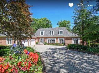 15 Woodgate Dr, Burr Ridge, IL 60527