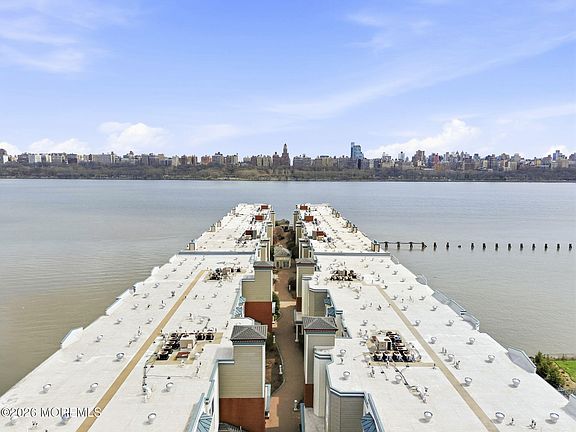 2nd image of 324 Promenade