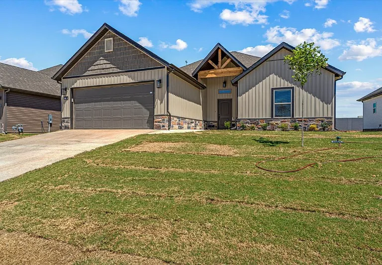 1050 Sunshine Ct — Photo 2