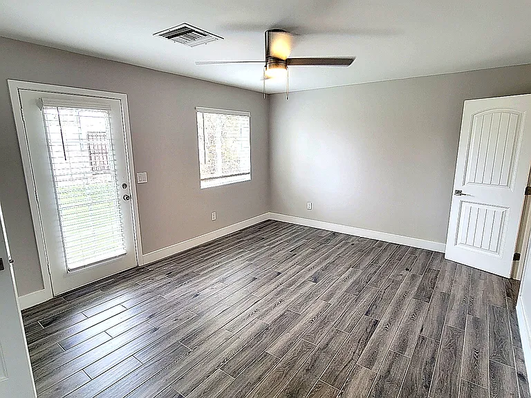 535 W 15th St — Photo 8