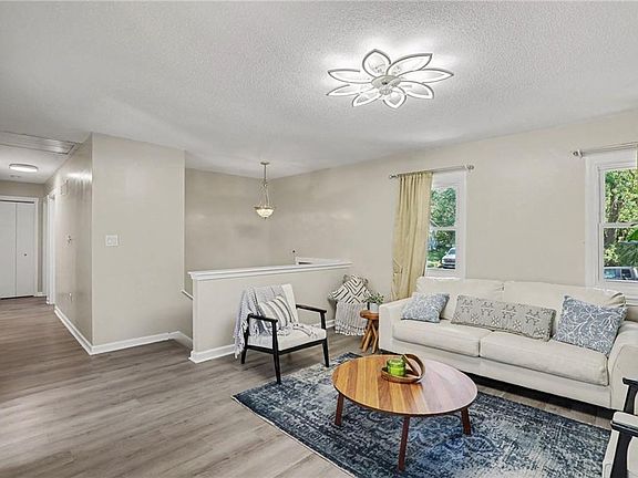 4th image of 408 NE Richardson Pl