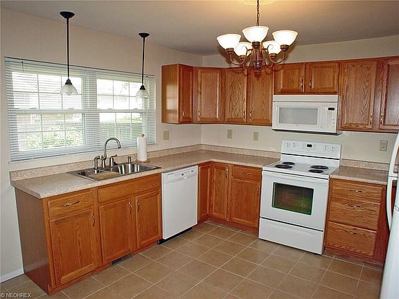 5th image of 924 Donegal Dr W
