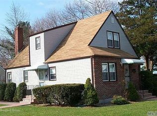 844 Park Ave, Westbury, NY 11590