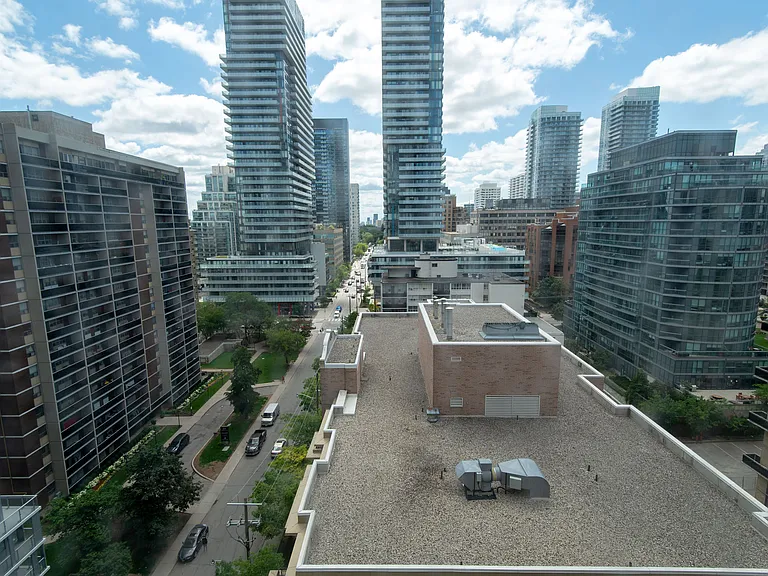 200 Redpath Ave — Photo 95