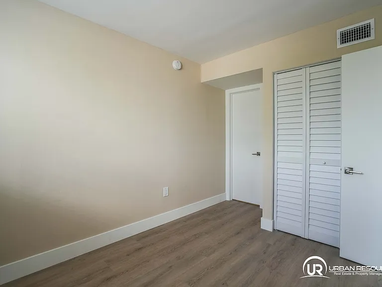 6960 Rue Vendome #201 — Photo 16