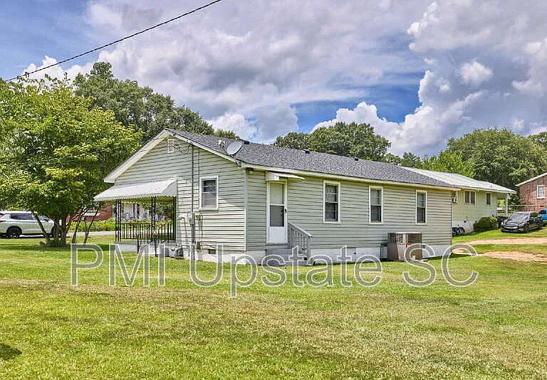 105 Truman St — Photo 4
