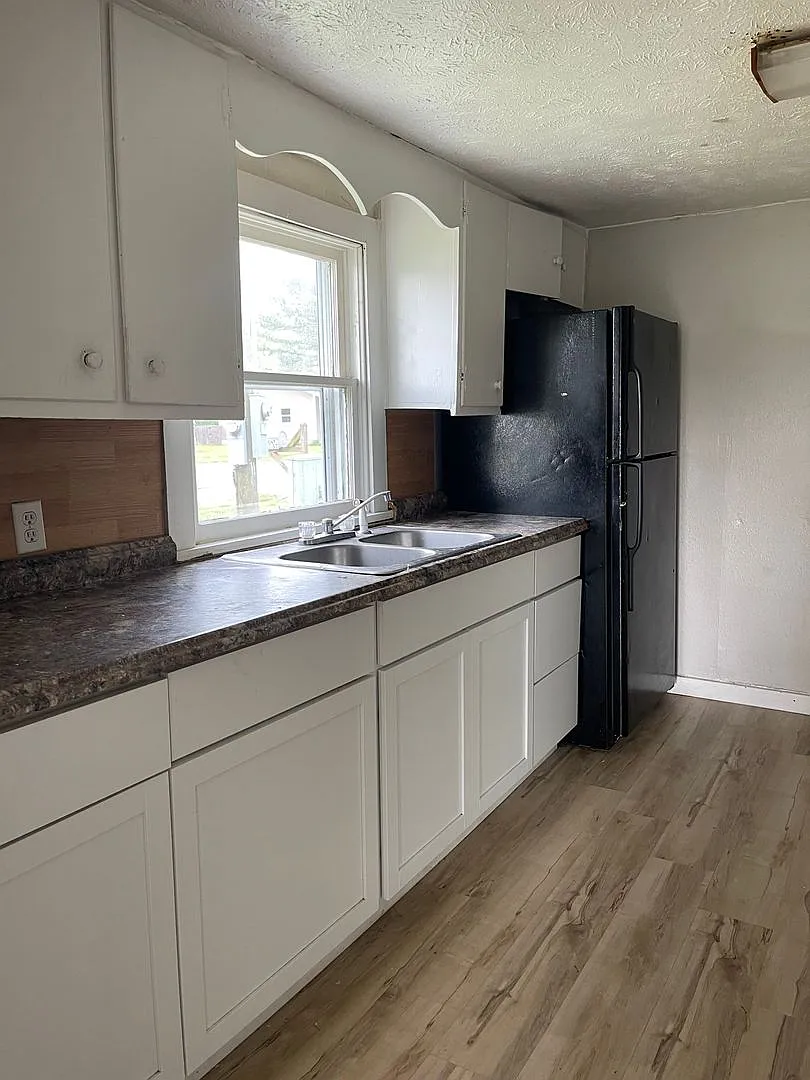 3 Bed 1 Bath - Exeter — Photo 2