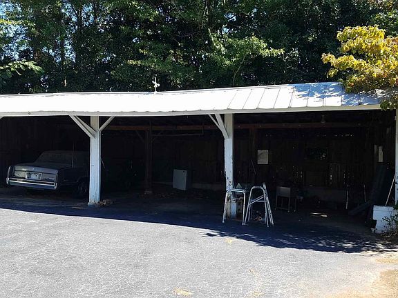 3rd image of 2474 N Lake Dr