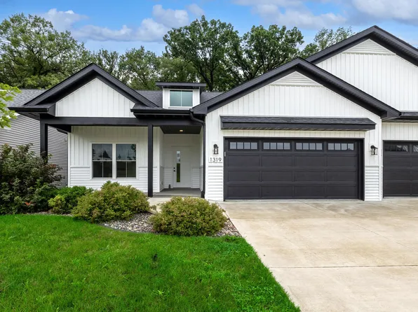 1319 Heights Ct, Bettendorf, IA 52722