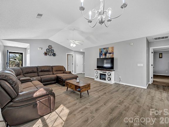 5th image of 164 Alexander Pointe Dr