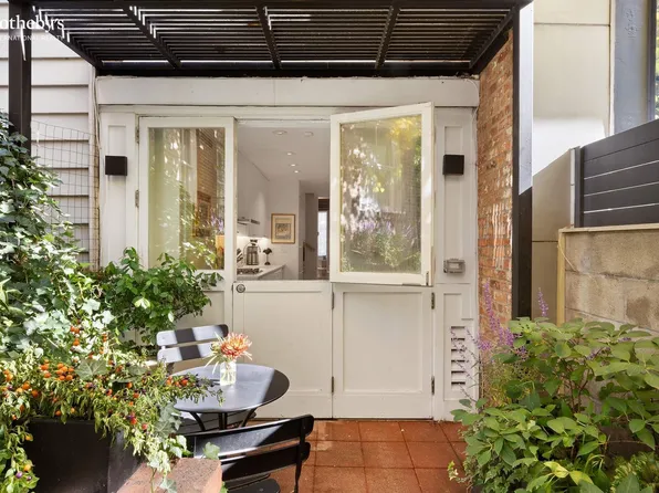 75 1/2 Bedford Street image 1 of 12