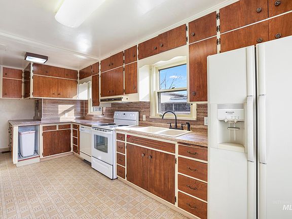 5th image of 320 Locust St