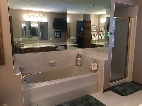 Master bath jetted tub