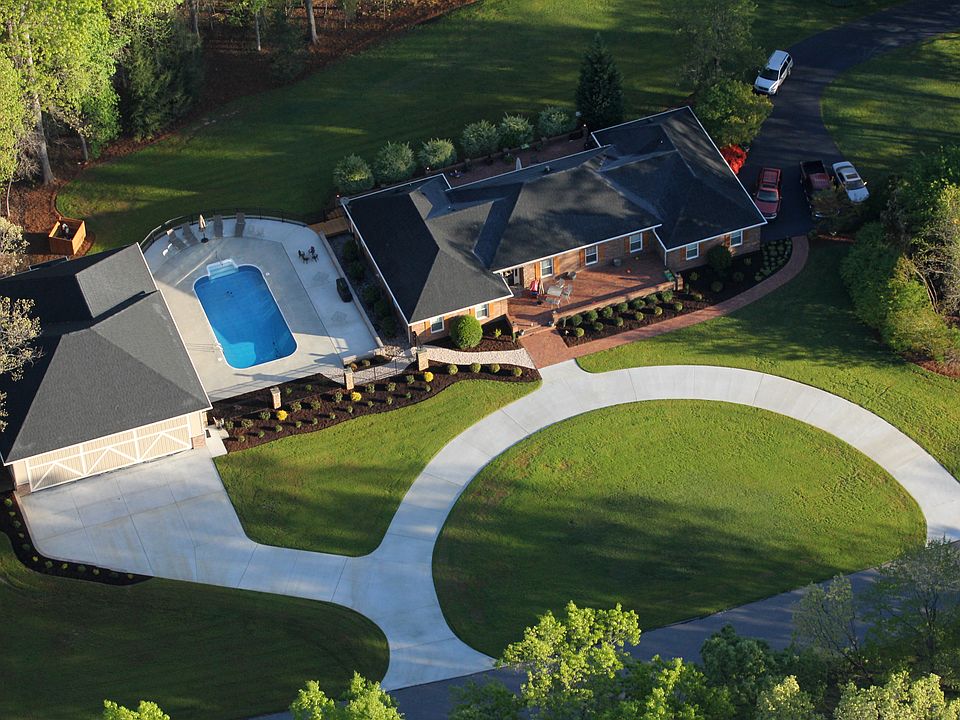 Hangar with 600 Sq Ft Apt