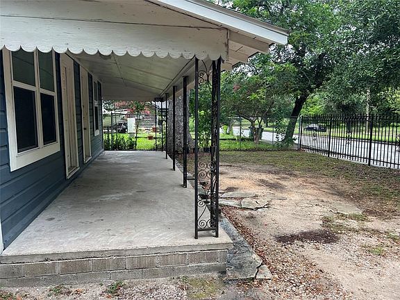 3rd image of 1004 E Crosstimbers St