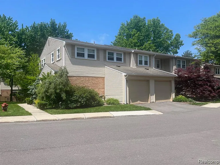 1639 Brentwood Dr — Photo 2