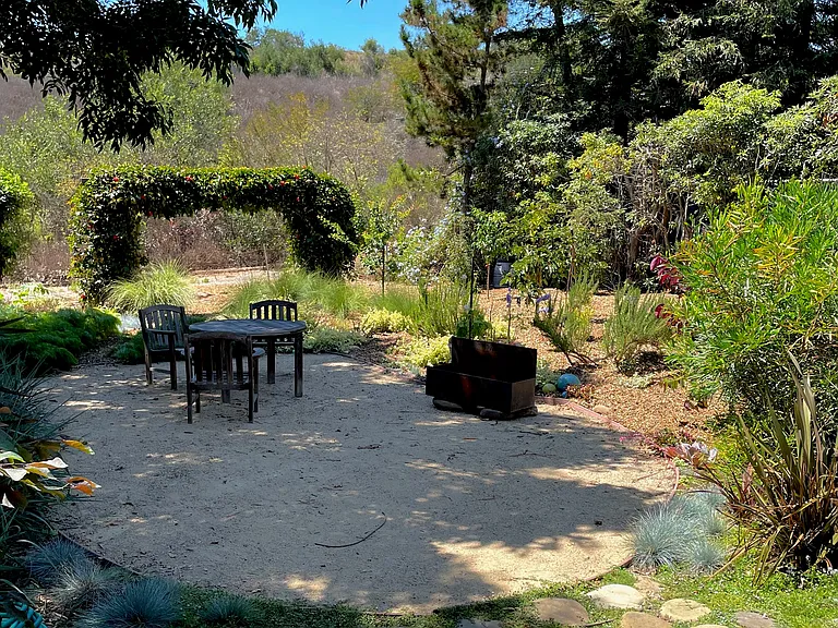 433 El Sueno Rd #B — Photo 9