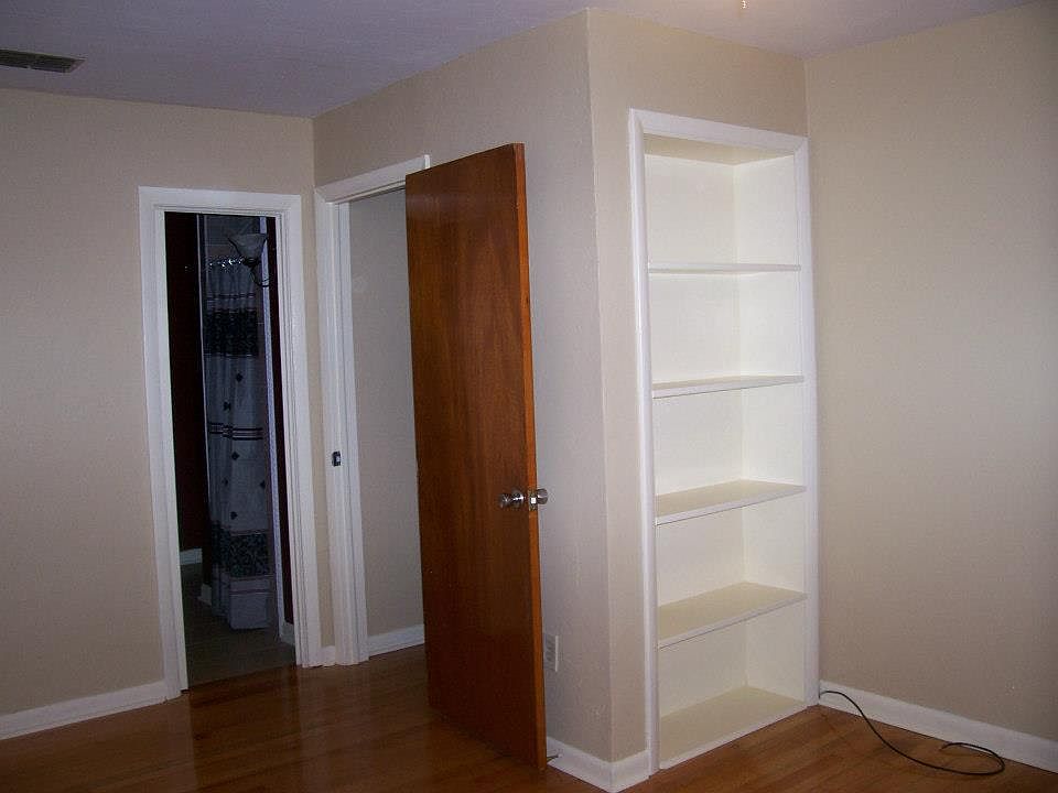 Master bedroom bath & shelf