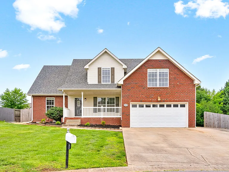 706 Shamrock Ct — Photo 1