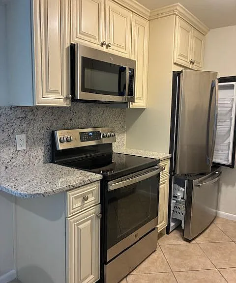 689 NE 6th Ct #404 — Photo 17