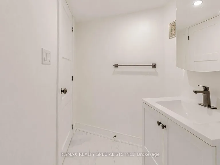 2535 Raglan Ct #LOWER — Photo 31