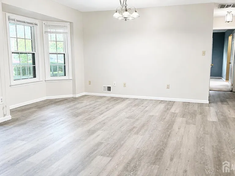 903 Woodhaven Dr — Photo 3
