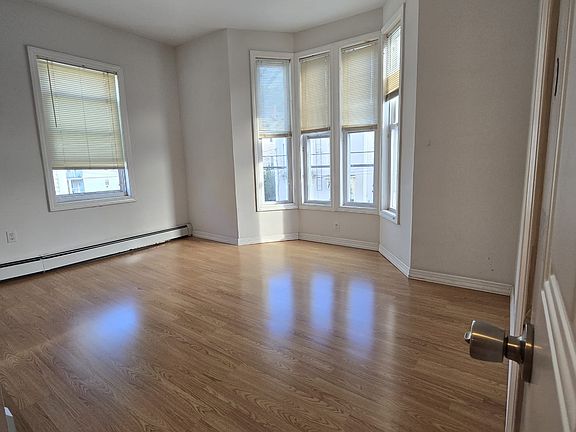 5th image of 77 Waverly St Floor 2