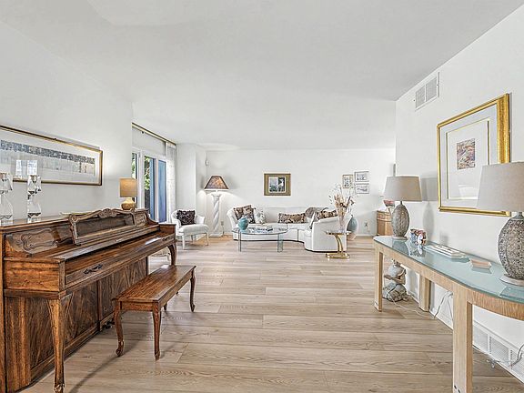 5th image of 24 Harbor Ln