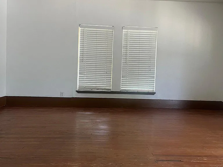 207 S Lennox St — Photo 16