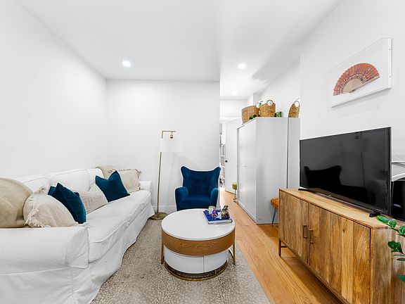 2nd image of 247 Mulberry St APT 9