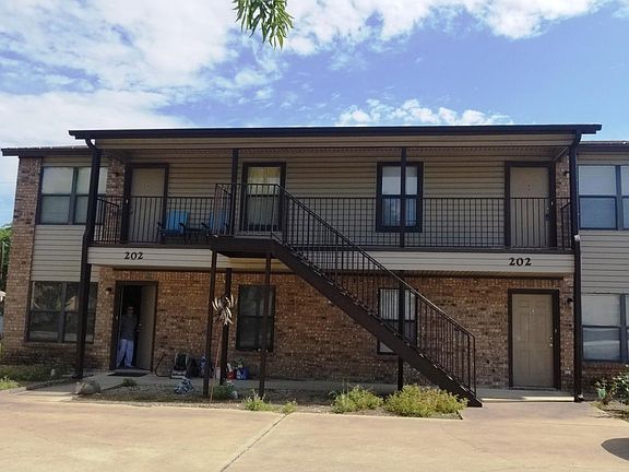 5th image of 202 W Avenue F APT D