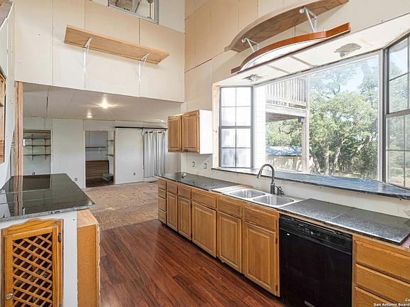 5th image of 250 Jennifer Ln