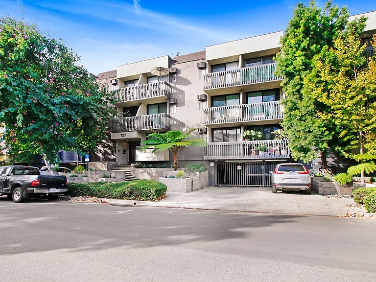 727 Westbourne — Photo 1