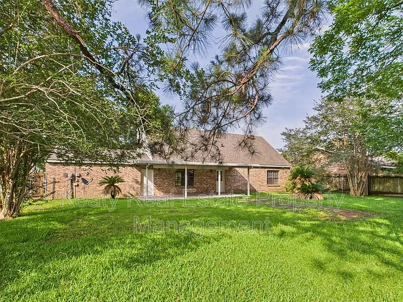 4 bed, 2.0 bath, 2088 sqft, $2,400 — Photo 2
