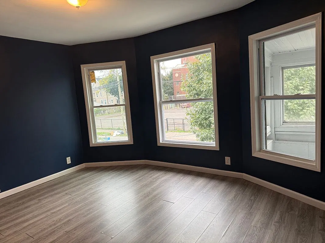 4 bed, 1.0 bath, 1350 sqft, $2,900 — Photo 3