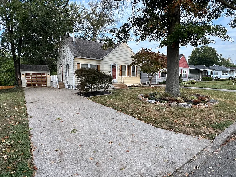 221 Henderson St — Photo 2